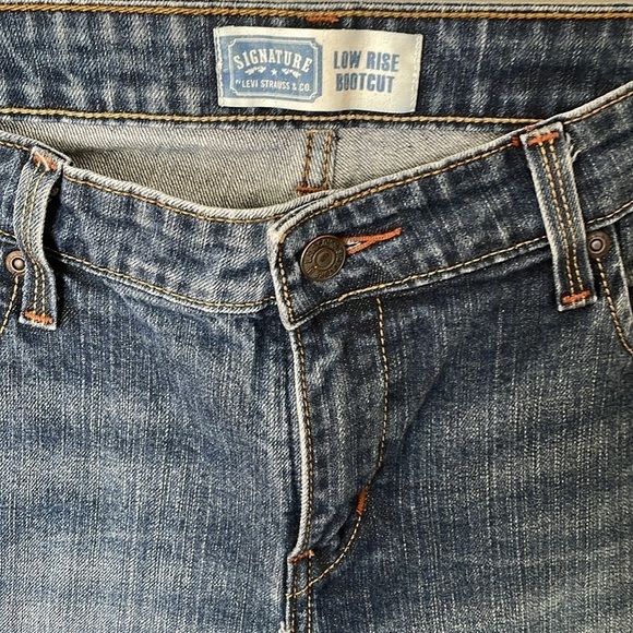 LEVI’S SIGNATURE Women’s 12 Short Low Rise Boot Cut  Jeans Y2K Classic Denim - Picture 4 of 11